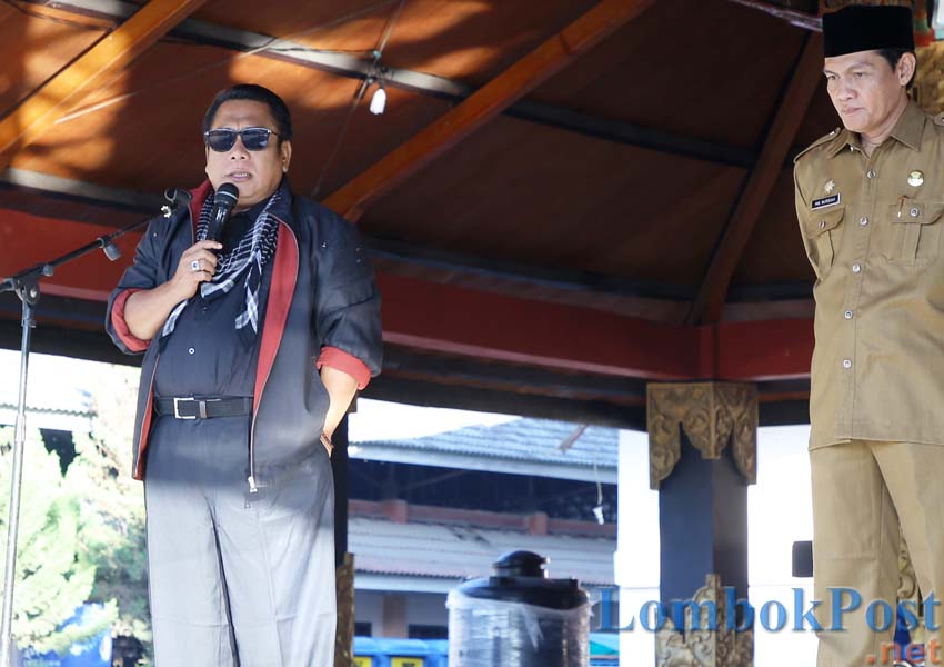 PIDATO: Bupati HM Suhaili FT (kiri), didampingi Sekda HM Nursiah, saat menyampaikan seruan di Alun-Alun Tastura, Praya, kemarin (10/7).