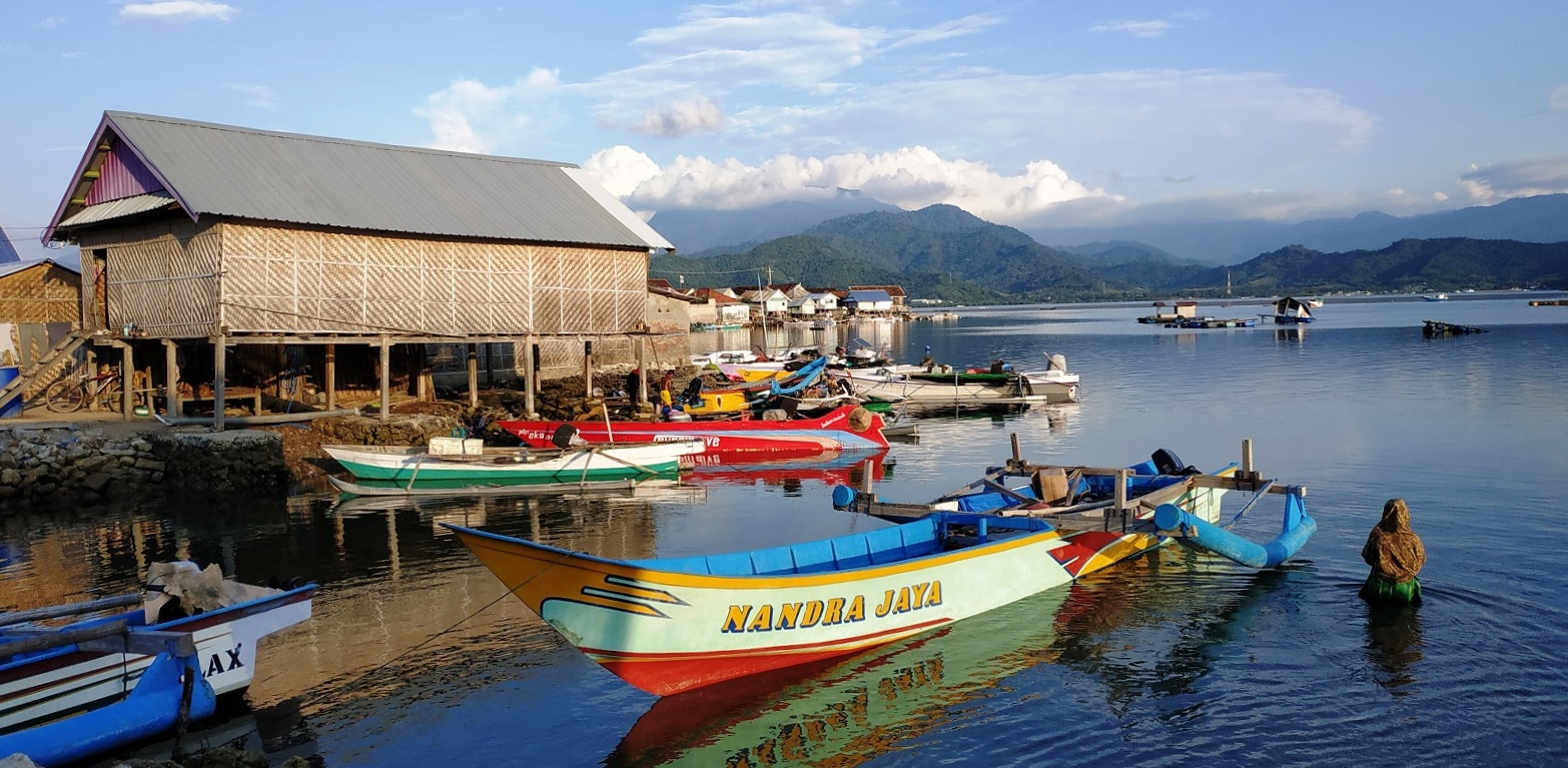 BUTUH AKSES JALAN: Salah seorang warga di Pulau Bungin, Sumbawa turun ke pantai. Warga di pulau terpadat di dunia itu membutuhkan akses jalan yang memadai. Jika menempuh jalur darat, warga harus melalui jalan sempit dan rusak parah.