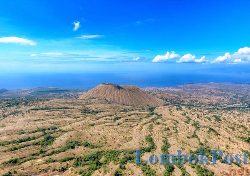 KAWASAN TAMBORA: Hamparan padang savana dan pegunungan menjadi salah satu pemandangan yang menarik di kawasan Tambora.