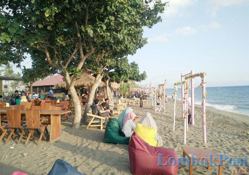 Sejumlah pengunjung tengah bersantai di kawasan Wisata Kuliner Pantai Tanjung Bias, Desa Senteluk, Lombok Barat beberapa waktu lalu.