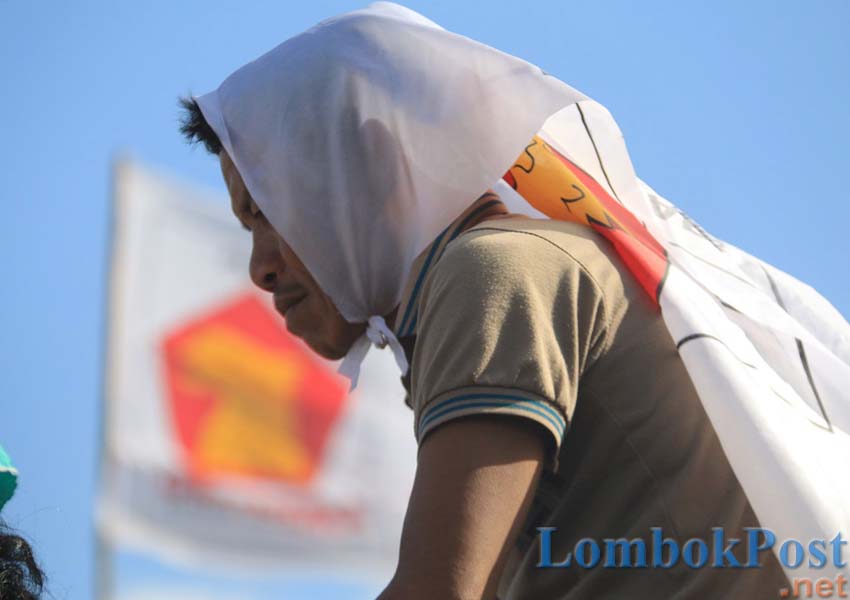 ILUSTRASI: Seorang simpatisan partai Gerindra tengah duduk istrirahat usai mengikuti kampanye beberapa waktu lalu.