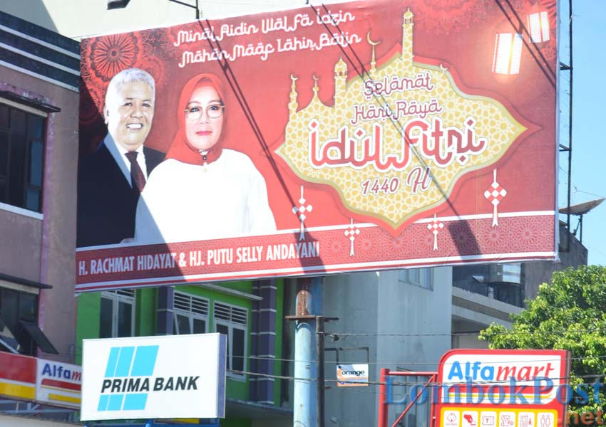 AGENDA POLITIK? Salah satu baliho ucapan selamat hari raya di jalan Selaparang, Kota Mataram, Senin(10/5).