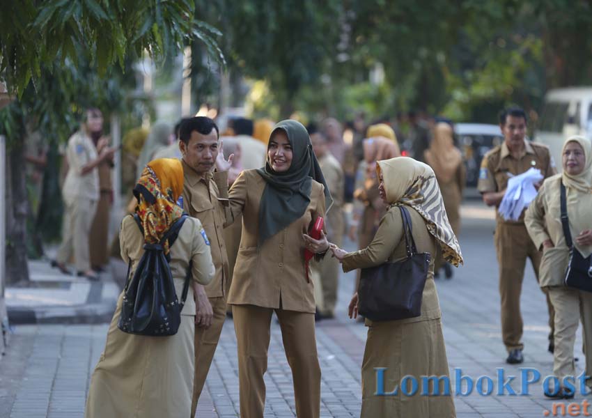 Sejumlah PNS di Mataram tengah berbincang dengan rekan-rekannya beberapa waktu lau. Dok. Lombok Post)