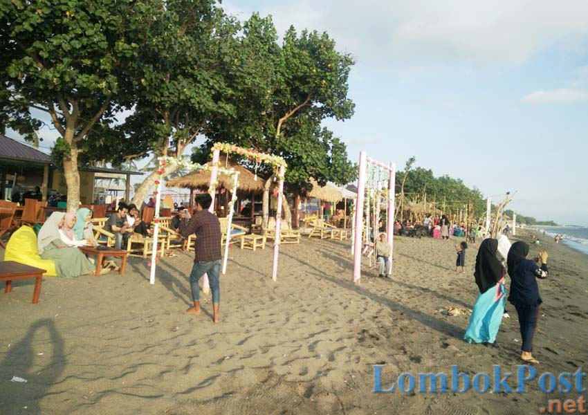 SEDANG HITZ: Sejumlah warga saat berkunjung di kawasan Pantai Tanjung Bias belum lama ini.