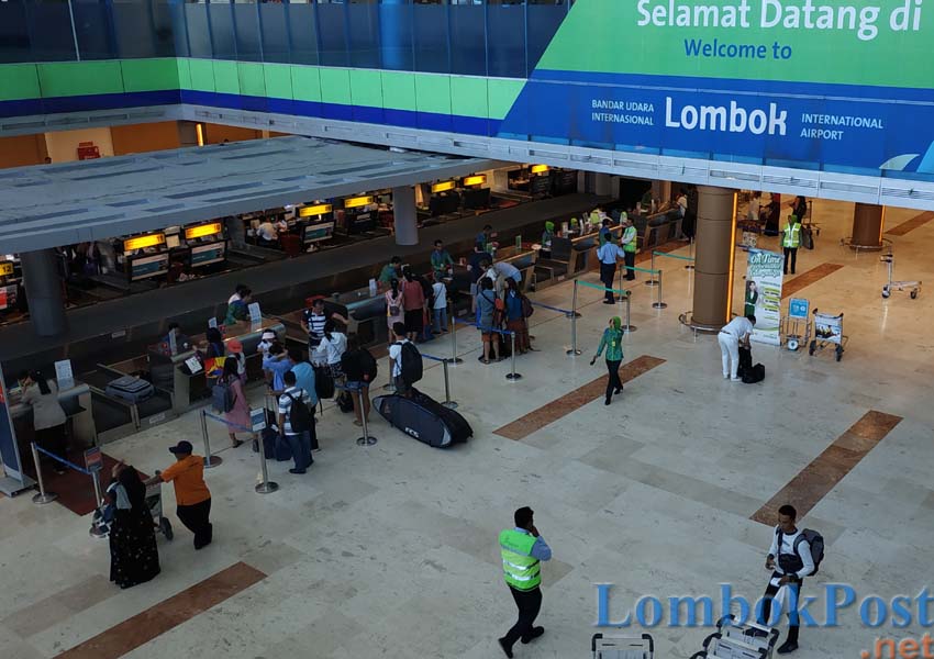 TINGGALKAN LOMBOK: Sejumlah penumpang sedang melakukan check in di Lombok International Airport (LIA), beberapa waktu lalu.