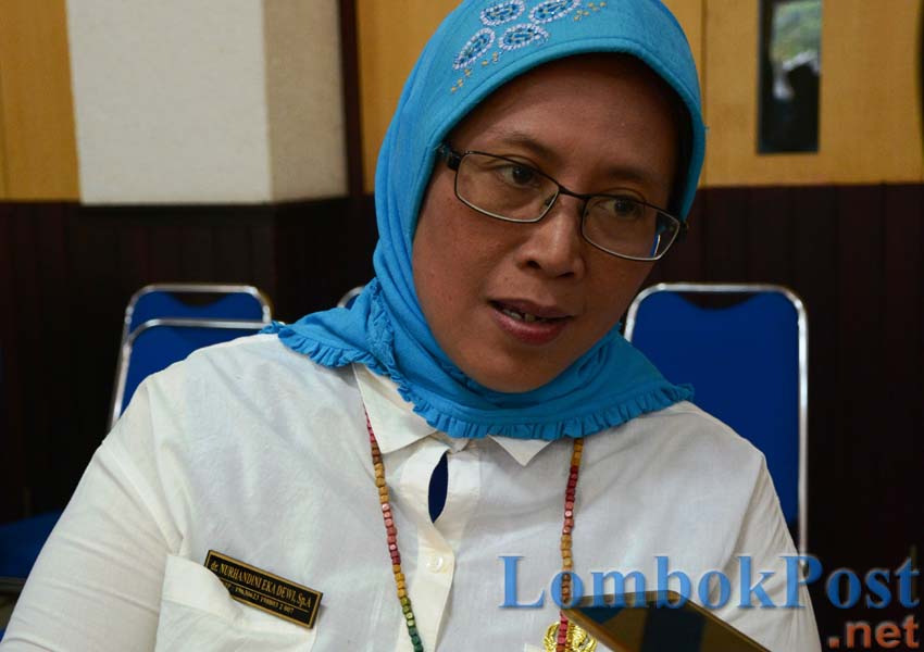 DINGIN: Seorang pengendara melintas di jalan raya Desa Dopang, Kecamatan Gunungsari, Lombok Barat. Pada pagi hari, tanaman padi masih diselimuti embun yang dingin.