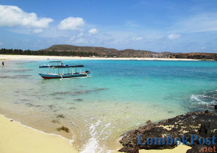 EKSOTIS: Pemandangan di Pantai Tanjung Aan Desa Kuta, Pujut Lombok Tengah.  Khusus untuk kawasan wisata yang masuk dalam KEK mandalika akan dibuka secara bertahap.