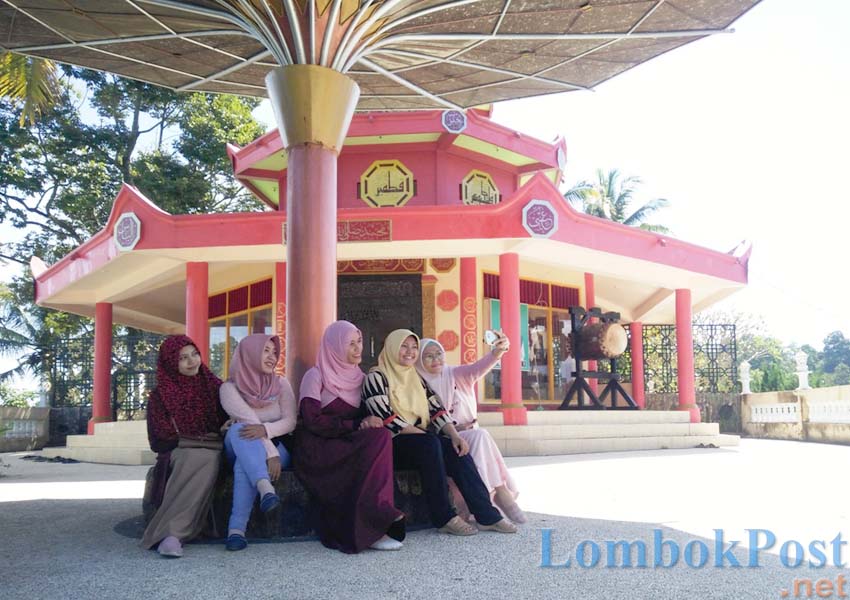 Sejumlah pengunjung nampak asik mengunjungi area Masjid Ridwan yang memiliki arsitektur khas Tiongkok  di Desa Pakuan, Lombok Barat  belum lama ini.