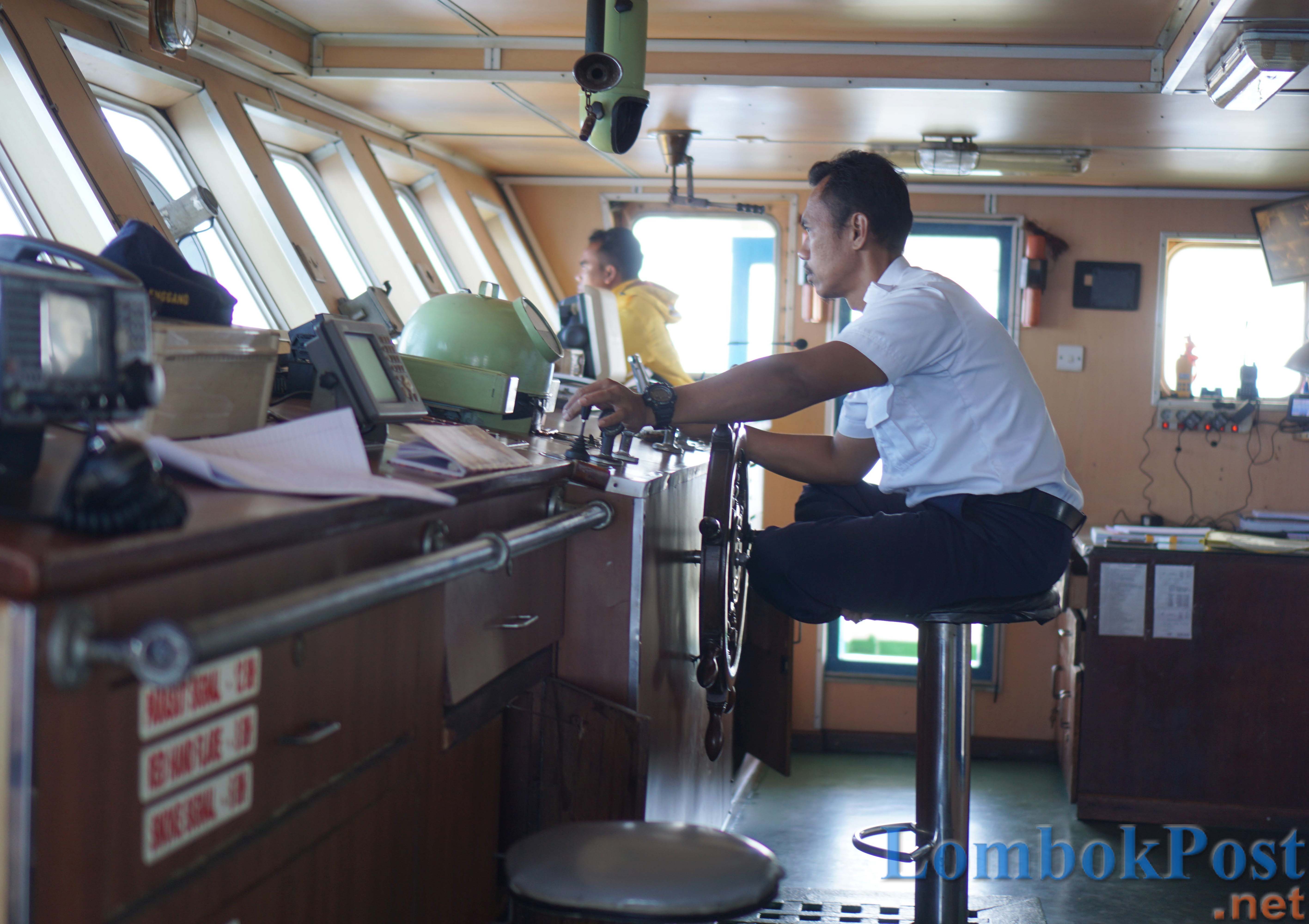 PERHATIKAN ARUS: Nakhoda KMP Raja Enggano terlihat sedang mengemudikan kapal di tengah Selat Alas dari Pelabuhan Poto Tano ke Pelabuhan Kayangan, kemarin (1/7).