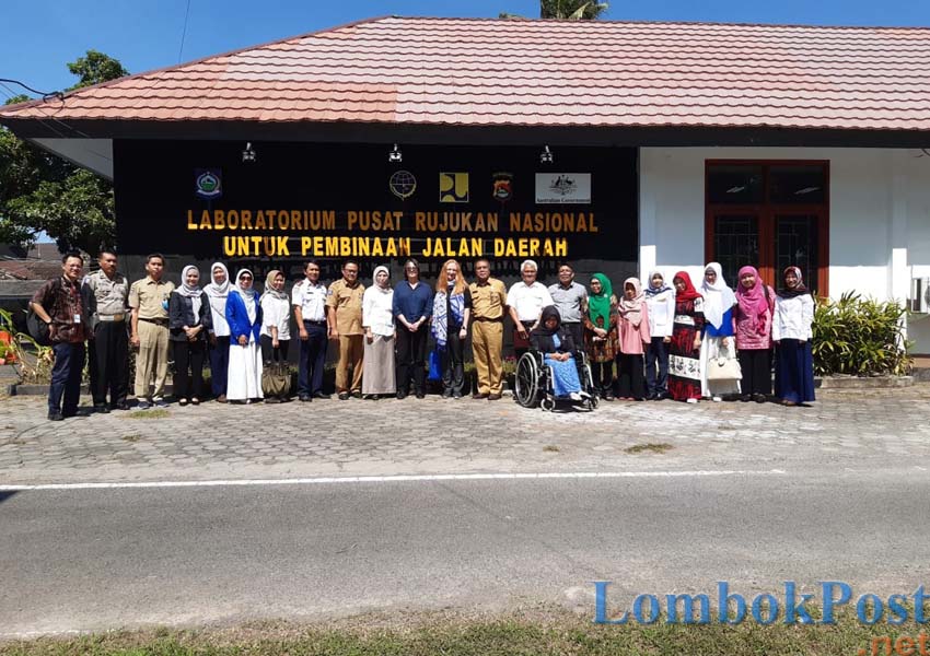 PENUH KEAKRABAN: Tim dari kedubes Australia foto bersama dengan jajaran Dishub NTB, HWDI, IWAPI NTB di Laboratorium Pusat Rujukan Nasional Untuk Pembinaan Jalan Daerah, Sekretariat FLLAJ NTB, Senin (8/7).