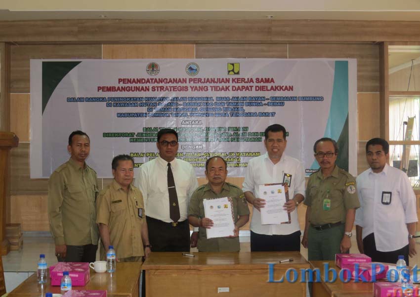 KERJA SAMA: Kepala Balai TNGR Sudiyono (empat dari kiri) bersama Kepala Balai Jalan Nasional IX Mataram Dr Budiamin (tiga dari kanan) menunjukkan PKS yang diteken bersama, Senin (22/7).