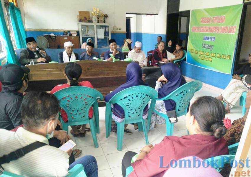 SOSIALISASI: Sejumlah tim dari da’i kesehatan bersama Dinas Kesehatan Lobar saat melakukan sosialisasi di Kantor Desa Kuripan, kemarin