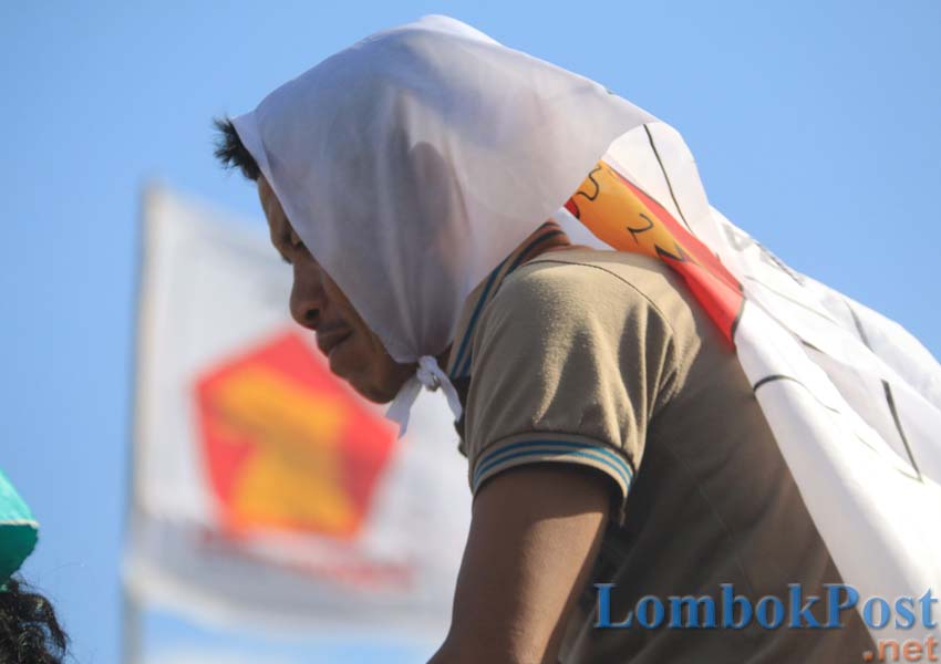 BERISTIRAHAT: Seorang peserta kampanye partai Gerindra, tengah melepas lelah, beberapa waktu lalu.