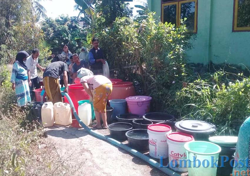 DISTRIBUSI AIR: Warga antre mengambil air bersih yang dibagikan petugas BPBD Lombok Tengah, beberapa waktu lalu.