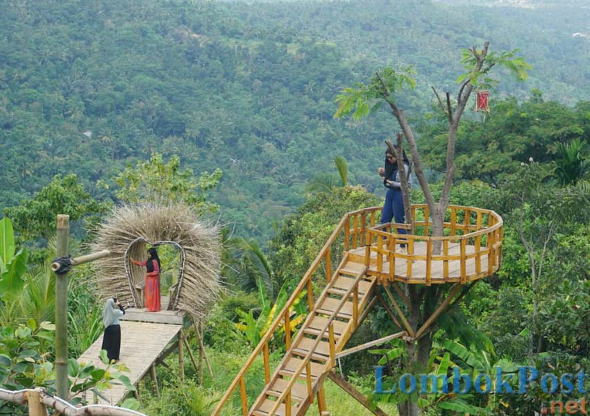 SEDANG HITZ: Panorama bukit di Desa Gelangsar membuat para remaja tertarik datang untuk menikmati pemandangan di tempat ini.