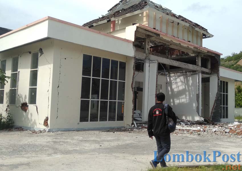 RUSAK BERAT: Salah satu bangunan di Terminal Teluk Nara yang mengalami rusak parah akibat gempa tahun lalu.