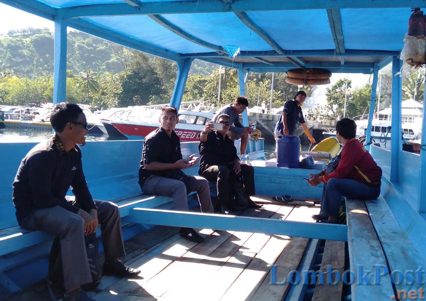 LIBURAN: Sejumlah penumpang menaiki kapal penyeberangan umum di Pelabuhan Teluk Nara menuju Gili Air, belum lama ini.