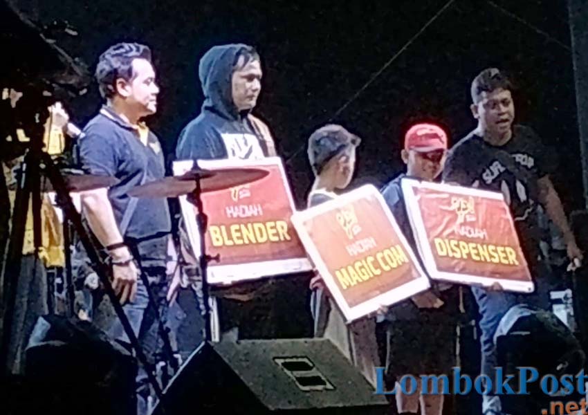 TERIMA: Managemen Kopi ya Susu memberikan hadiah pada para pemenang pengundian program undian Berkah di lapangan umum Pringgasela, Sabtu (20/7) lalu.