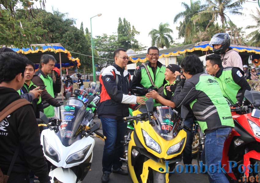 TOURING: Gubernur NTB H Zulkieflimansyah (empat dari kiri) menyalami para bikers yang ikut dalam Touring Merah Putih dalam acara Jamnas IMI di eks Bandara Selaparang, kemarin (25/8).