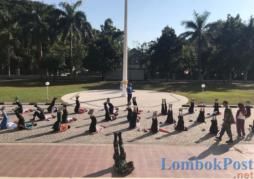 LATIHAN: Sebanyak 23 paskibra Lotim sedang berlatih di halaman Kantor Bupati Lotim, beberapa waktu lalu.