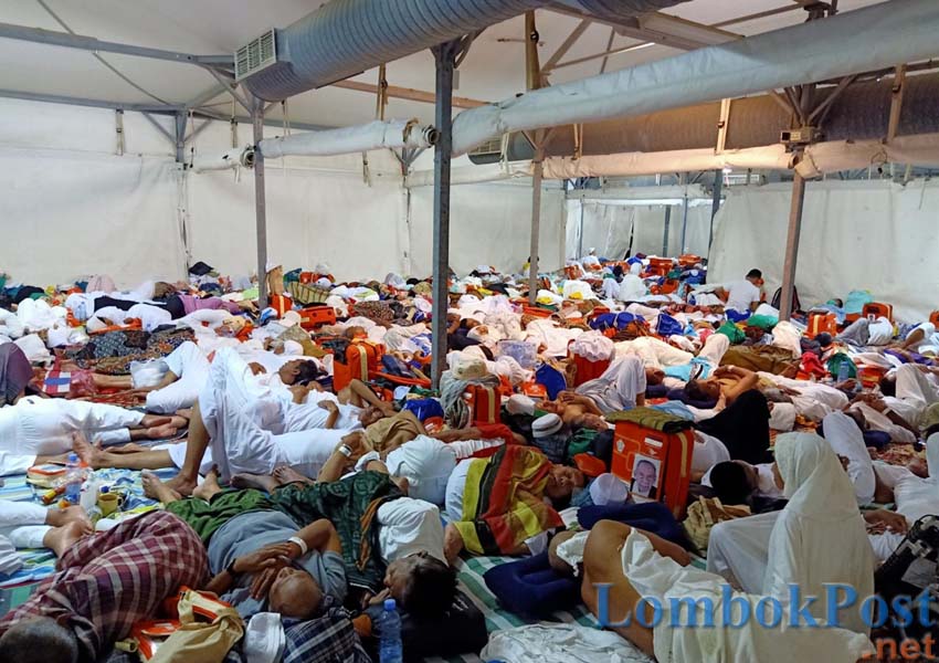 Jamaah haji Indonesia tidur di tenda Mina.  Foto Hilmi Setiawan/Jawa Pos