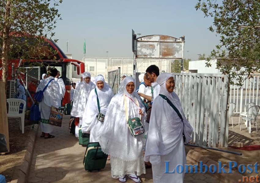 Jamaah Haji Indonesia  dari kloter BTH-01 bersiap berangkat menuju Arafah beberapa waktu lalu lalu. (Hilmi Setiawan/Jawa Pos)