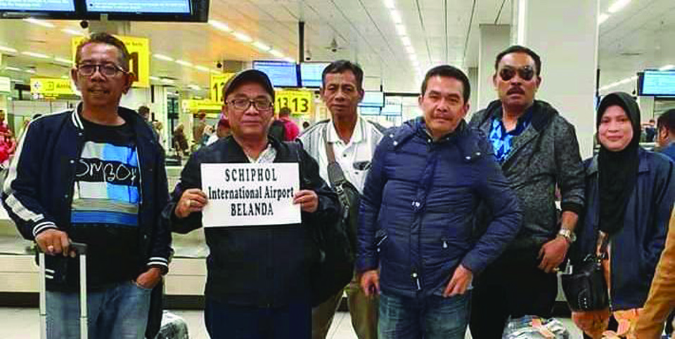 HORE TIBA: Politisi PDIP NTB  Ruslan Turmuzi (paling kiri), Nurdin Ranggabrani (tiga dari kanan), dan H Rais Ishak (dua dari kanan) berfoto di Belanda dalam rangkaian kunjungan kerja yang menuai sorotan warga.