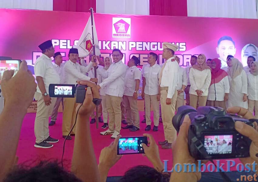 EMBAN AMANAH: Nauvar Furqony Farinduan menerima bendera Partai Gerindra dari Ketua DPD Gerindra NTB H Ridwah Hidayat saat acara pelantikan di Gedung Pengendali Pendidikan Kanwil Kemenag Narmada, kemarin