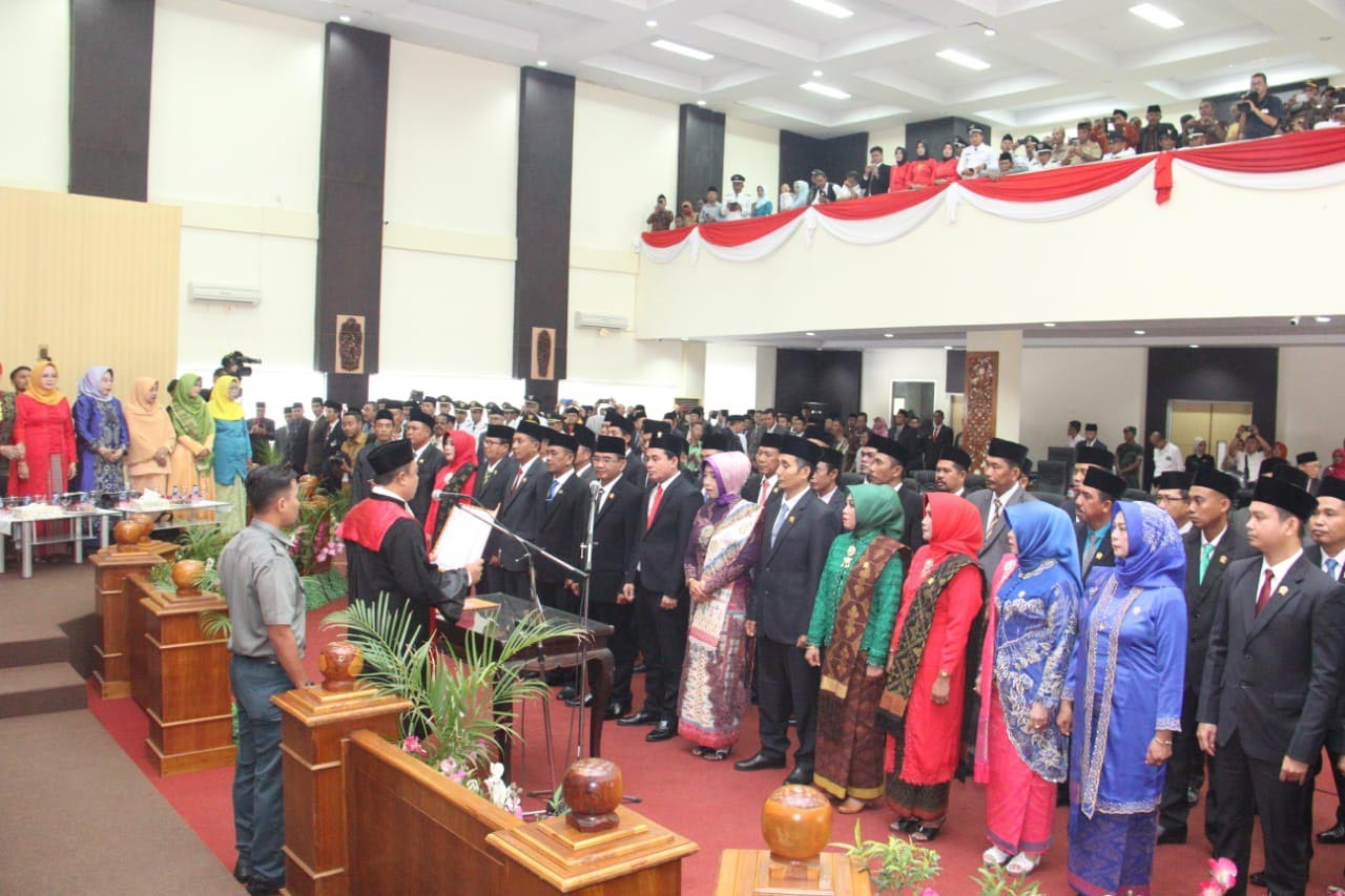 DILANTIK: Sebanyak 45 anggota DPRD Kabupaten Sumbawa periode 2019-2024 saat dilantik dan diambil sumpahnya kemarin (26/8).