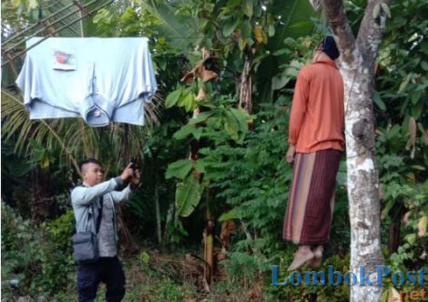 GANTUNG DIRI: Sadi, warga Dusun Senara, Desa Genggelang yang ditemukan tewas gantung diri di pohon kakao di depan rumahnya, Sabtu lalu (3/8).