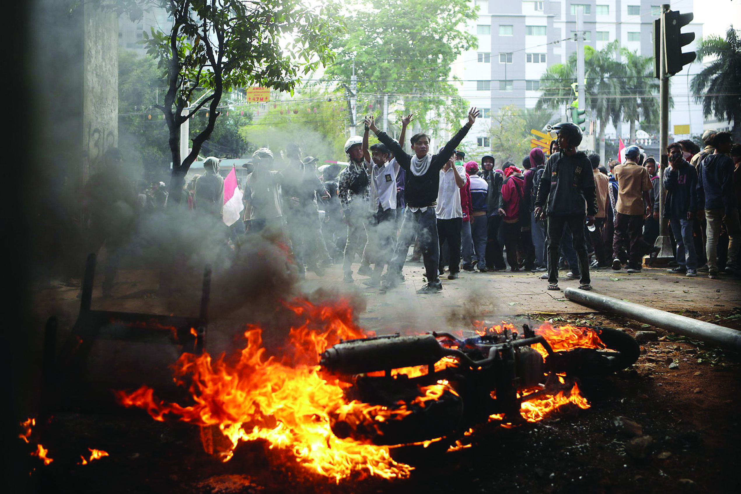 Puluhan pelajar berseragam SMP dan SMA melakukan aksi bakar-bakar dan lempar batu di belakang Gedung Parlemen, Senayan, Jakarta, Rabu (25/9/19). Tak ada spanduk berisi tuntutan aksi. FOTO: HENDRA EKA