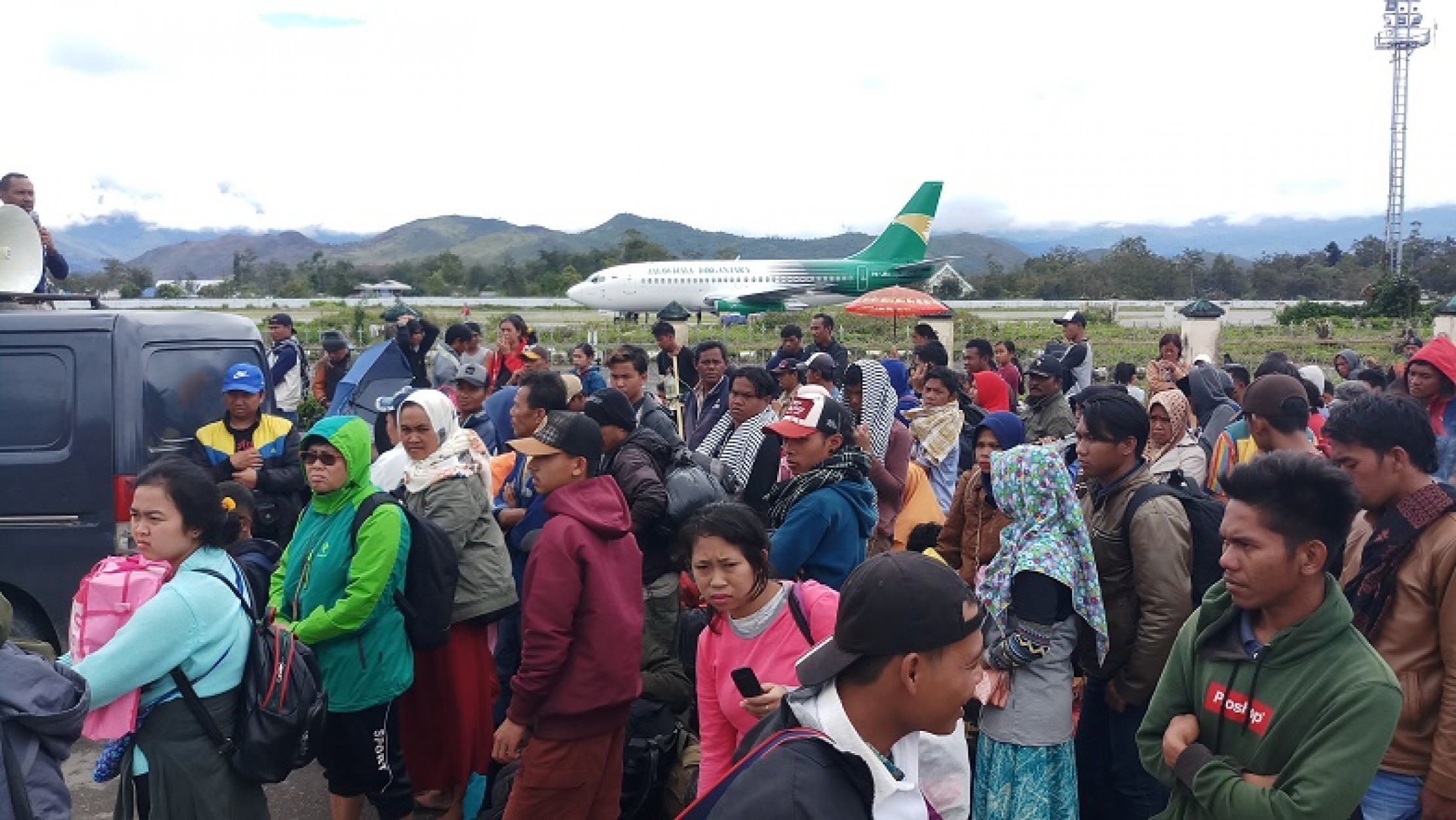 Masyarakat yang antre di Bandar Wamena Papua.
