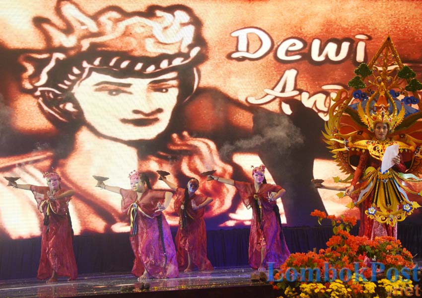 TARIAN KOLOSAL: Tokoh Dewi Anjani berjalan sambil membaca puisi dalam tarian kolosal berjudul “Tiga Rahasia Rinjani” saat pembukaan APGN Symposium 2019, di Hotel Lombok Raya, kemarin.
