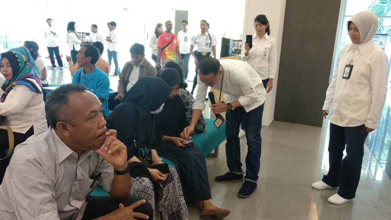 KENALKAN DIGITAL BNI: Jajaran BNI KCU Mataram saat interaksi dengan nasabah yang transaksi saat Hari Pelanggan Nasional di BNI KCU Mataram, Rabu (4/9).