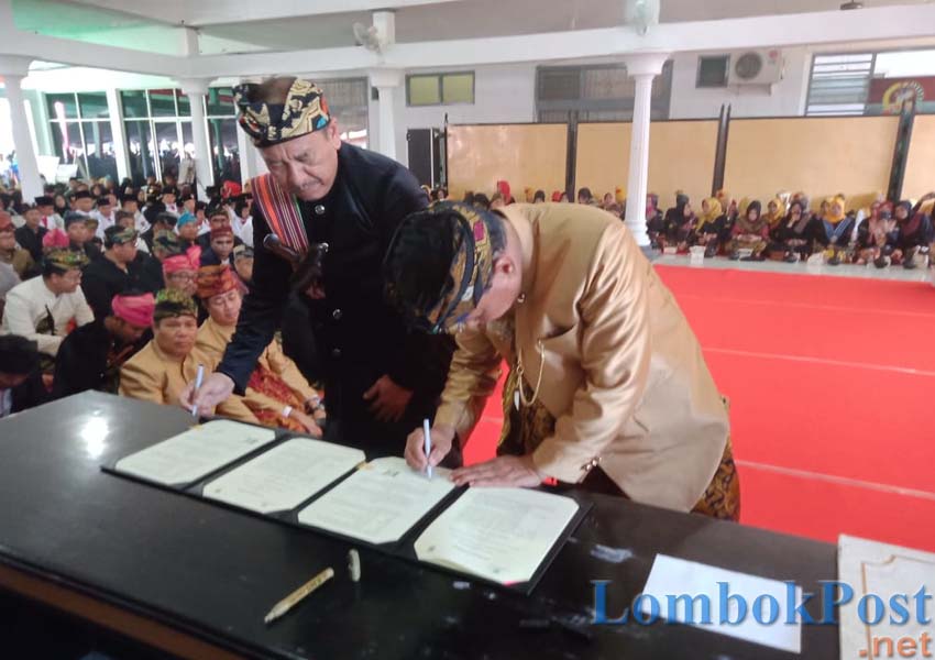 KERJA SAMA: Bupati Lotim HM Sukiman Azmy (kanan) bersama Direktur Keuangan Umum dan Sistem Informasi BLU PIP, Kementerian Keuangan RI Sochif Winarno (kiri) menandatangani MoU di Pendopo Bupati Lotim, Sabtu (31/8).