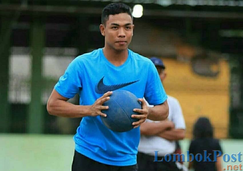 HARAPAN INDONESIA : Sprinter NTB Lalu Muhammad Zohri bersiap melempar bola pada saat latihan koordinasi di Lapangan Lawata Mataram, 2018 lalu.