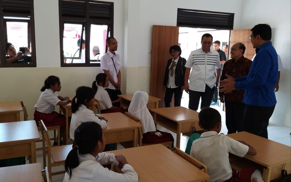 TINJAU SEKOLAH: Gubernur NTB H Zulkieflimansyah (tiga dari kanan) meninjau sekolah yang dibangun masyarakat melalui pengumplan sumbangan di Lombok Barat, kemarin (18/9).