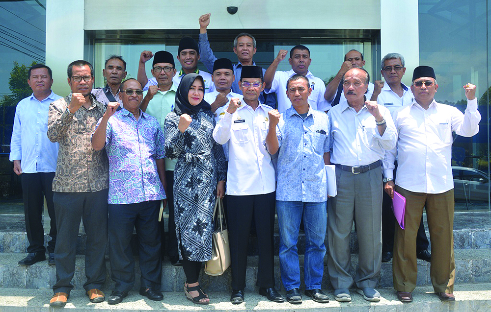 PEMEKARAN: Ketua KPKLT H Ismail Husni (depan; dua dari kiri),Penanggungjawab KPKLT H Lalu Mesir Suryadi (depan; dua dari kanan), Asisten I Setda Lombok Timur Mahsin (belakang; tiga dari kanan), Anggota DPD RI H Sukisman Azmy (tiga dari kanan) dan Evi Apit
