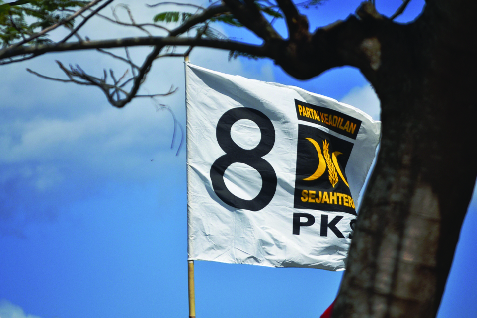 Sebuang bendera Partai Keadilan Sejahtera (PKS) berkibar di mataram beberapa waktu lalu. (LM Zainuddin/Lombok Post)