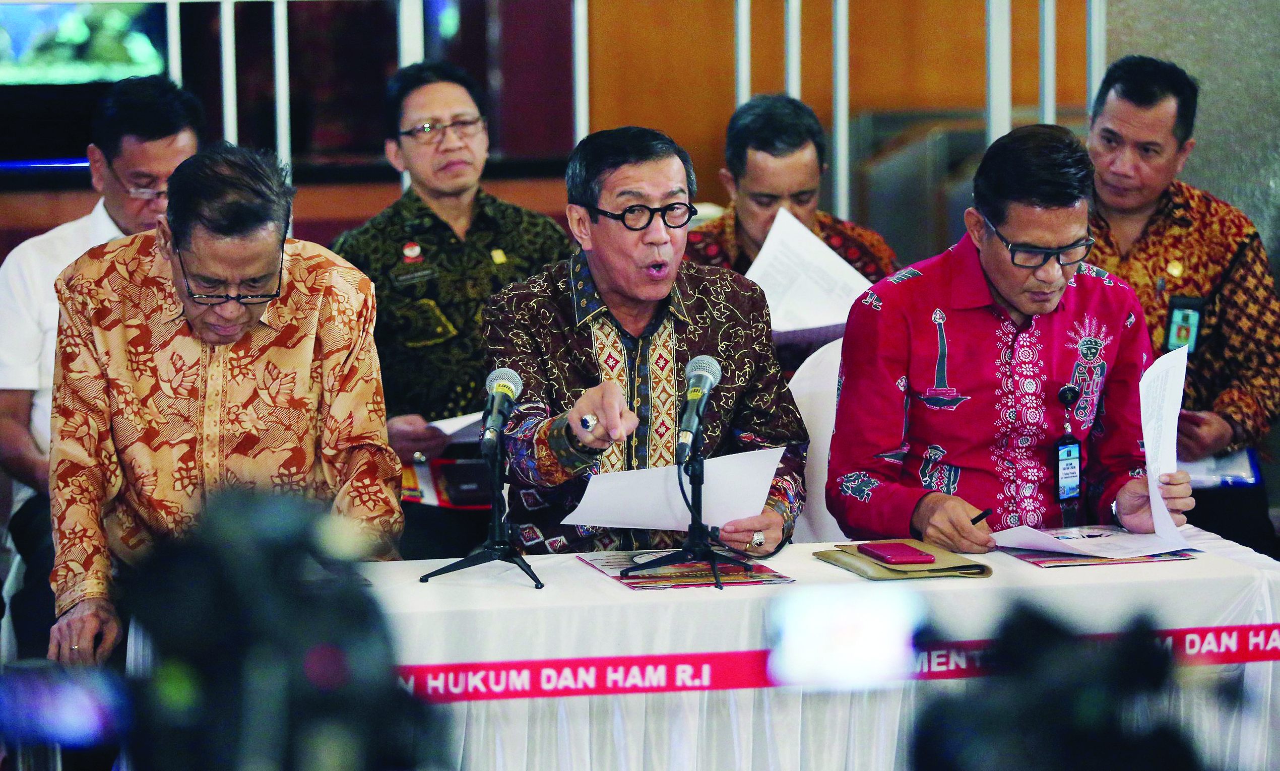 Ketua Team Perumusan RUU KUHP Muladi bersama Menkumham Yasona Laoly dan Staf Ahli Menteri Edgag terkait dengan RUU KUHP dan RUU Pemasyarakatan di Kemenkumham, Jakarta, Jumat (20/9/19). FOTO : FEDRIK TARIGAN/ JAWA POS