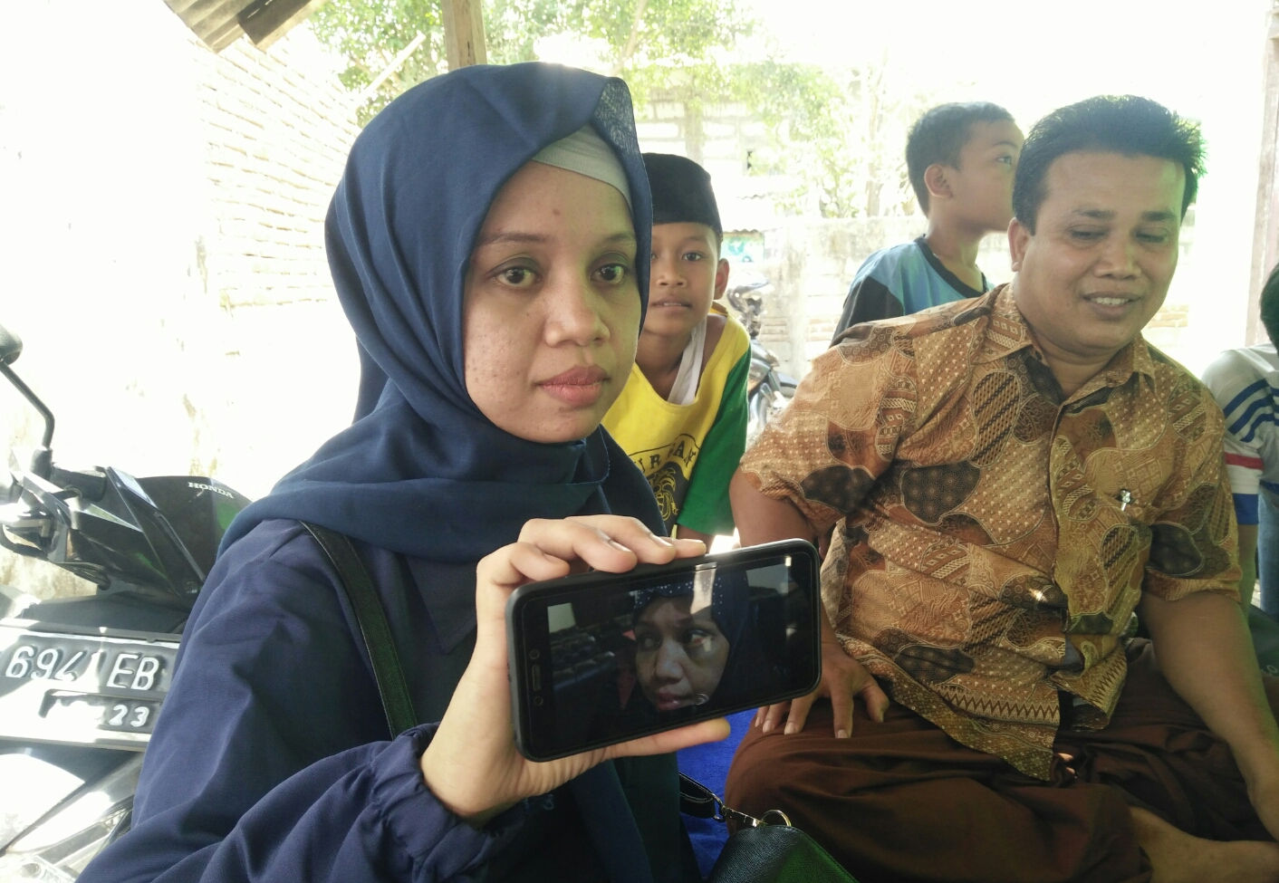 BERI KETERANGAN: Sri Wahyuni, mantan TKW asal Desa Lembar Selatan menuturkan pengalamannya ketika bekerja di Arab Saudi kepada wartawan, kemarin (25/9).