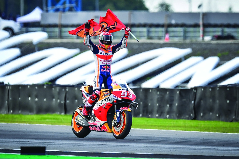 Pebalap Spanyol dari Tim Repsol Honda  Marc Marquez melakukan selebrasi usai memenangkan balapan di seri  MotoGP Buriram Thailand October 6, 2019. (Photo by Lillian SUWANRUMPHA / AFP)