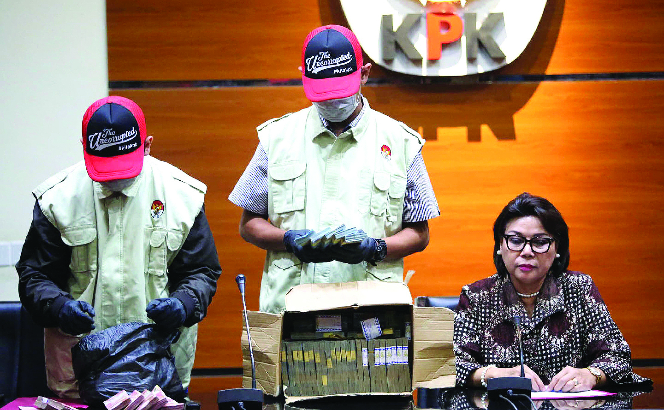 Penyidik didampingi Wakil Ketua KPK Basaria Panjaitan, menunjukan uang yang menjadi barang bukti OTT yang menjerat Bupati Lampung Utara Agung Ilmu Mangkunegara, saat memberikan keterangan pers, Gedung KPK Merah Putih, Jakarta, Senin (7/10). Dalam OTT pada