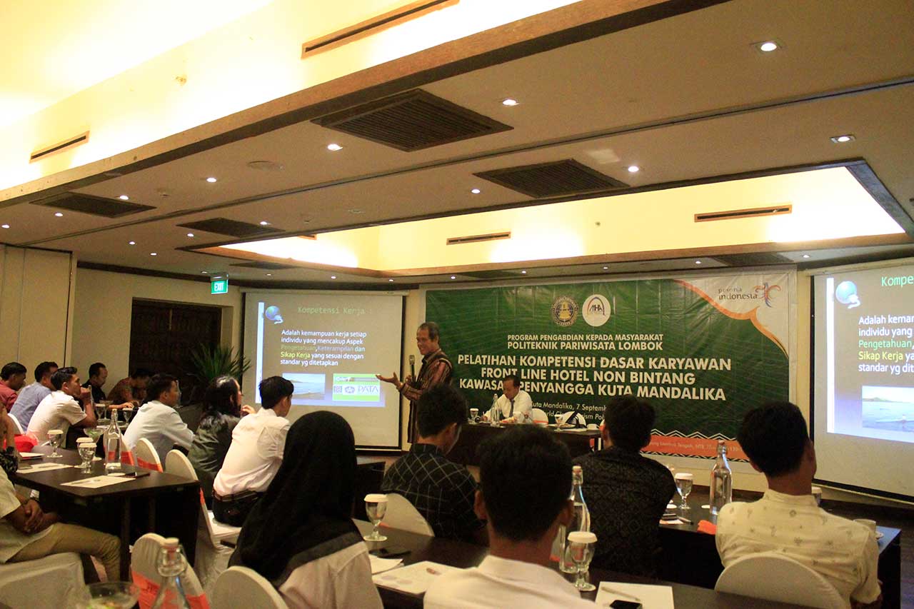 FOKUS : Para peserta Pelatihan Kompetensi Dasar Karyawan menyimak penyampaian materi oleh Hamsu Hanafi, Direktur Poltekpar Lombok, Sabtu (7/9).
