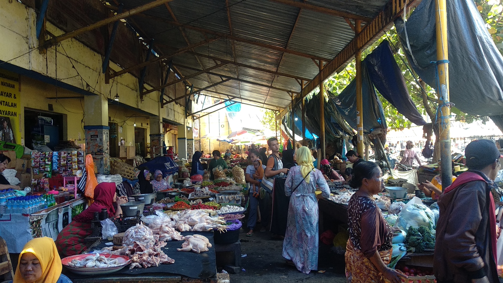SASARAN PUNGLI:  Sejumlah pedagang dan pembeli sedang bertransaksi di Pasar Kebon Roek, belum lama ini. Pasar ini dua kali terlibat dugaan pungli dalam rentang waktu tahun 2018-2019.