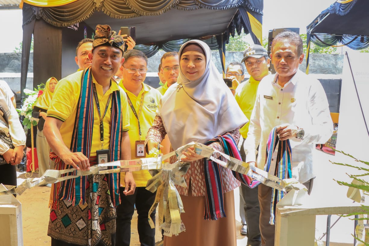 SAMPAH JADI BERKAH: Wakil Gubernur NTB Hj Sitti Rohmi Djalilah (tengah) didampingi Pemimpin Wilayah PT Pegadaian (Persero) Kantor Wilayah VII Bali-Nusra Nuril Islamiah (kiri), saat menggunting pita sebagai tanda peresmian The Gade Clean and Gold “Memilah
