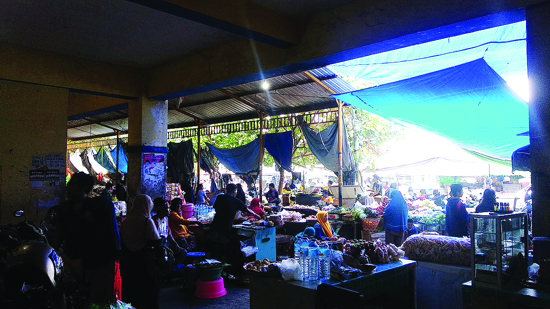 SASARAN PUNGLI:  Celah pungli pasar bisa dicegah dengan sistem e-retribusi. Menguntungkan pedagang dan pemkot. Nampak aktivitas ekonomi di Pasar Kebon Roek, kemarin.