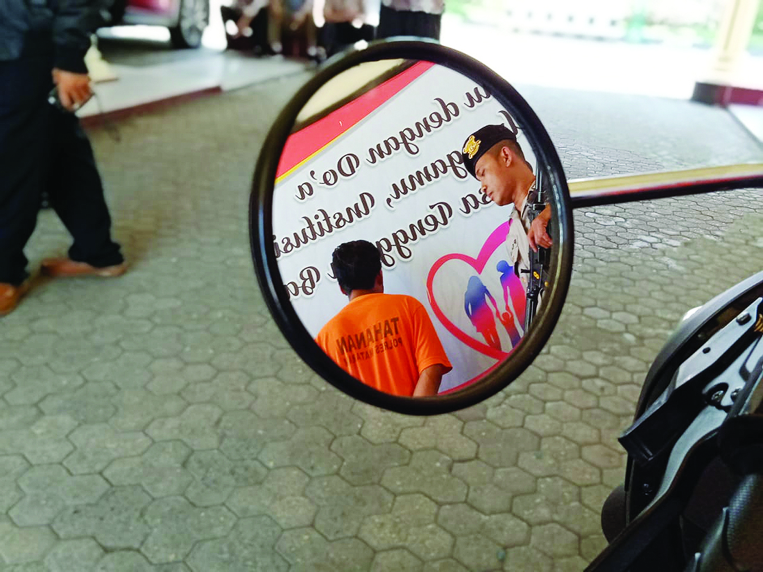 BELUM KAPOK: Pencuri sepeda motor inisial Y alias Dempet dikawal pihak kepolisian saat ekspose di Mapolres Mataram, kemarin (4/10).