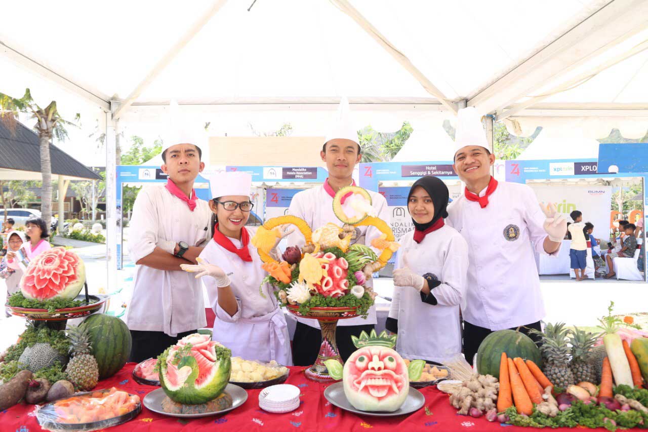 MEMESONA: Mahasiswa Politeknik Pariwisata Lombok mempraktikan demo ukir buah pada acara Mandalika Tourismart 2019, beberapa waktu lalu.