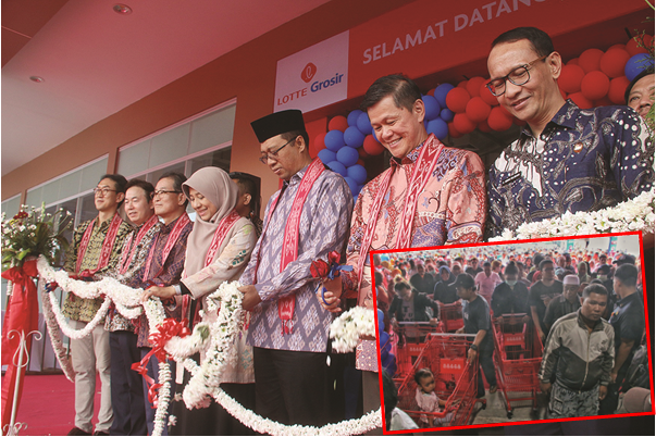 POTONG PITA: Gubernur NTB H Zulkieflimansyah (tiga dari kanan) saat grand opening Lotte Grosir Mataram, kemarin (17/10). Foto Bawah : Ratusan warga siap-siap menyerbu Lotte Grosir, kemarin (17/10).